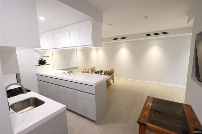 Photo - 9315 White Oak Ave