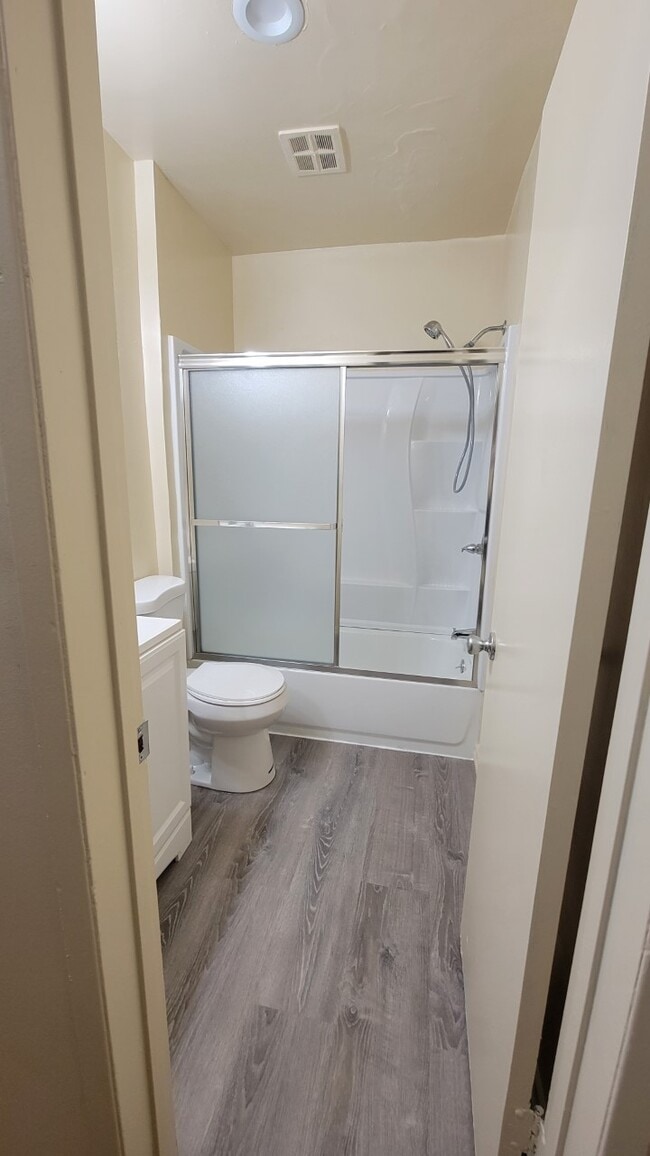 Hall Bathroom - 842 N Sycamore Ave Unit #2