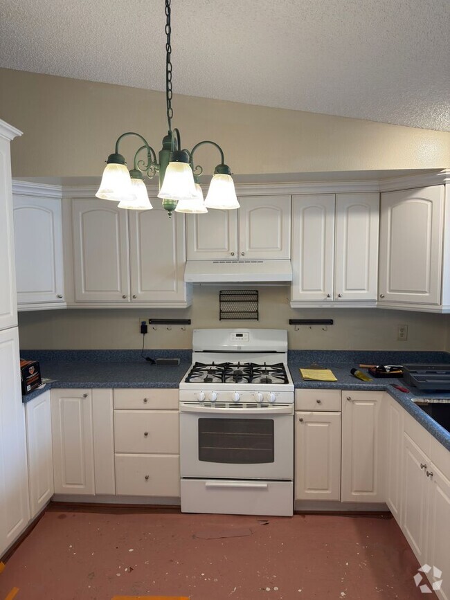 Building Photo - Nicest Unit at Plaza West..with grounds li... Rental