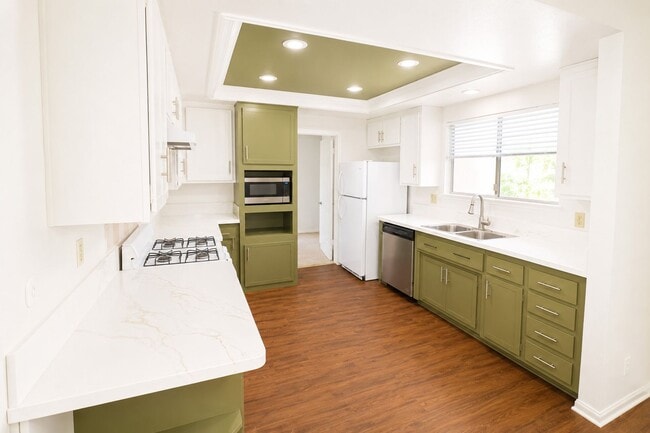 Photo - Large 6 Bedroom - Huge Yard - Students Welcome