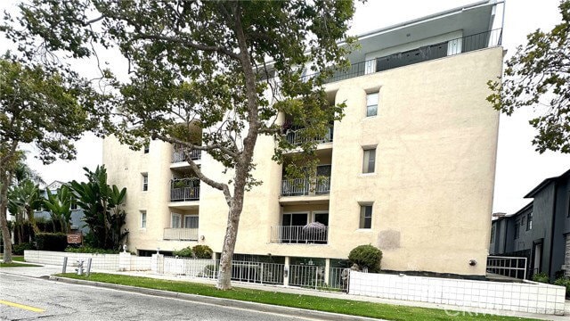 Building Photo - 423 Rexford Dr