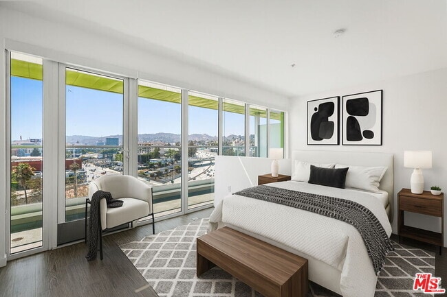 Building Photo - 5750 Hollywood Blvd Unit 703 Rental