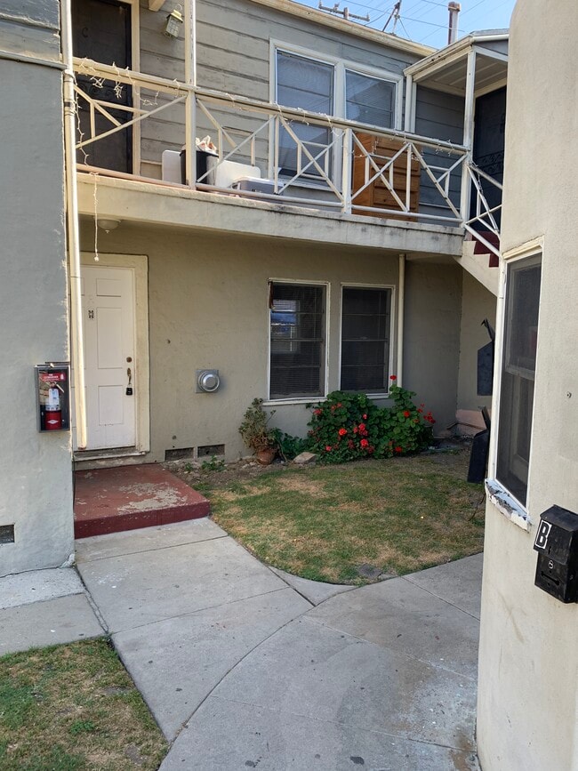 Building Photo - 1426 Pine Ave Unit B