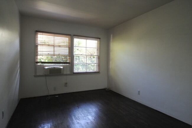 Photo - 5622 Hazeltine Ave Unit front