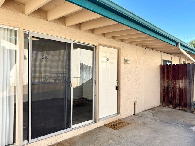 Building Photo - Spacious Single Level in Duplex! Unit 5B