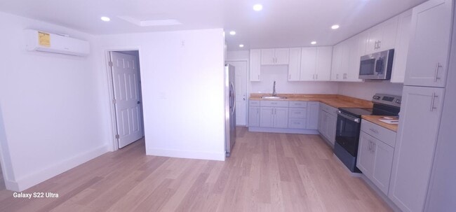 Building Photo - 14613 Spinning Ave Unit c