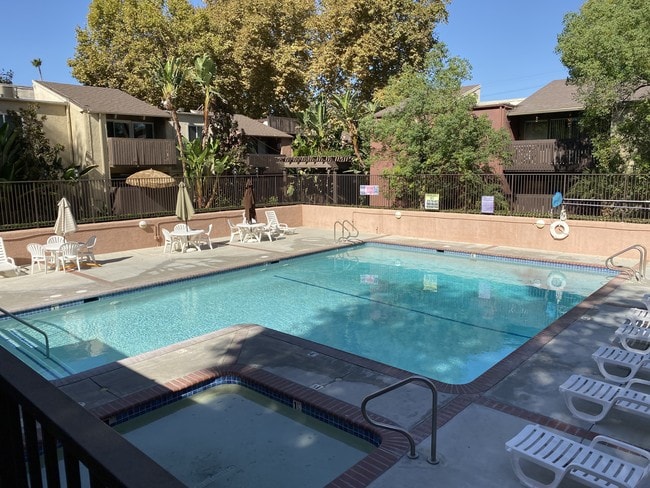 Building Photo - 18350 Hatteras St Unit 181