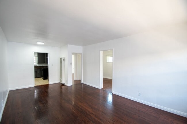 Photo - 11041 Moorpark St Unit 04