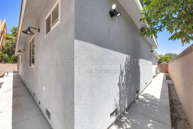 Building Photo - 813 Lees Ave