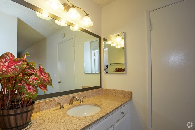 1BR, 1BA - 651 SF - 106 Villa Pointe Apartments