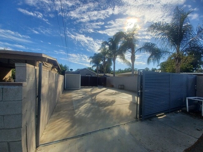 Building Photo - 213 E Park St Unit B