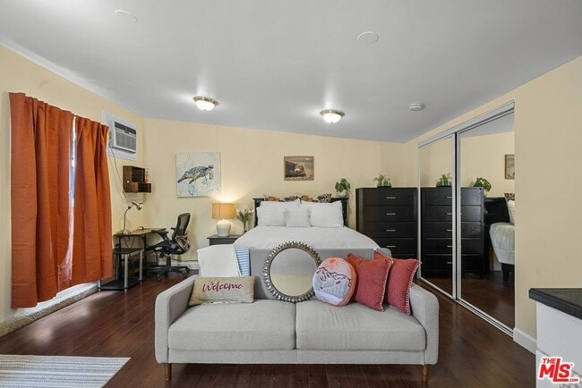 Photo - 7659 Lindley Ave