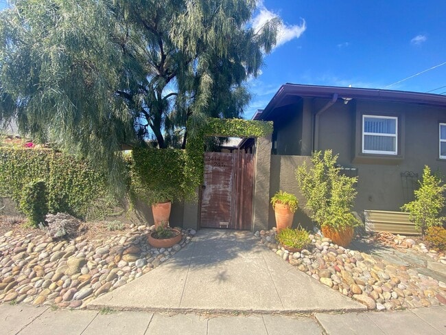 Building Photo - 2414 Monroe Ave Unit 2416 Monroe Avenue