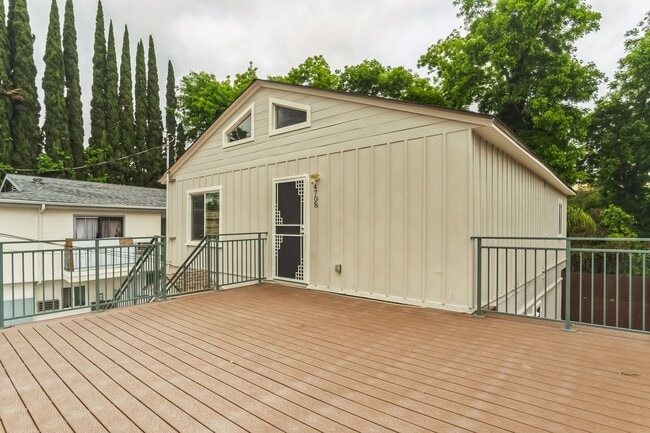 Photo - Beautiful 2 Bedroom, 2 Bathroom, Upper Uni...