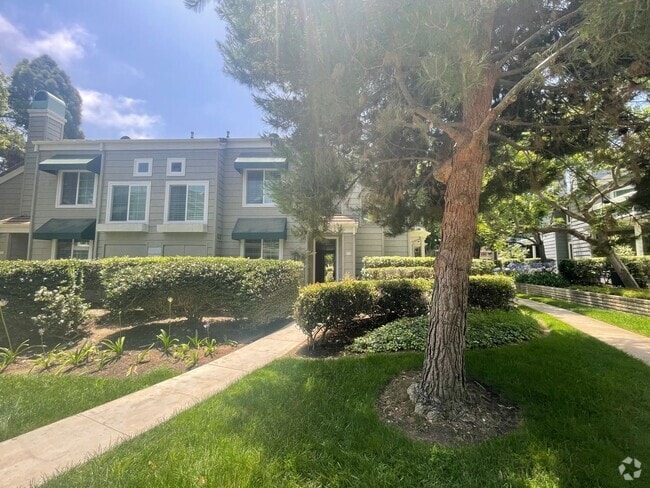 Building Photo - Bright and Spacious End-Unit Townhome in t... Unit 104