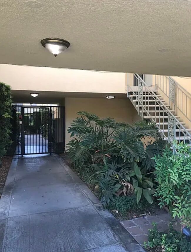 Photo - 1148 W Huntington Dr Unit Apt 3