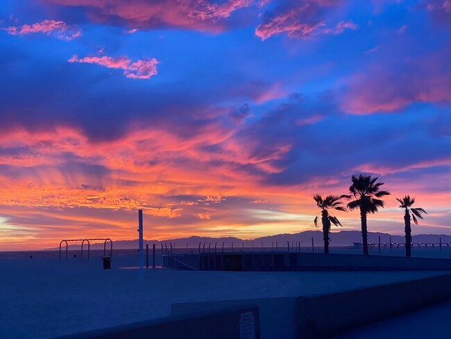 Building Photo - 114 The Strand Unit Suite 3