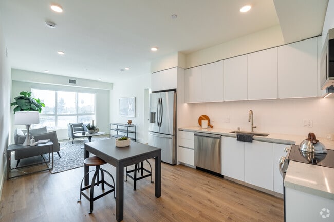 2BR, 2BA - 977SF - Dining Room - Bermuda Court