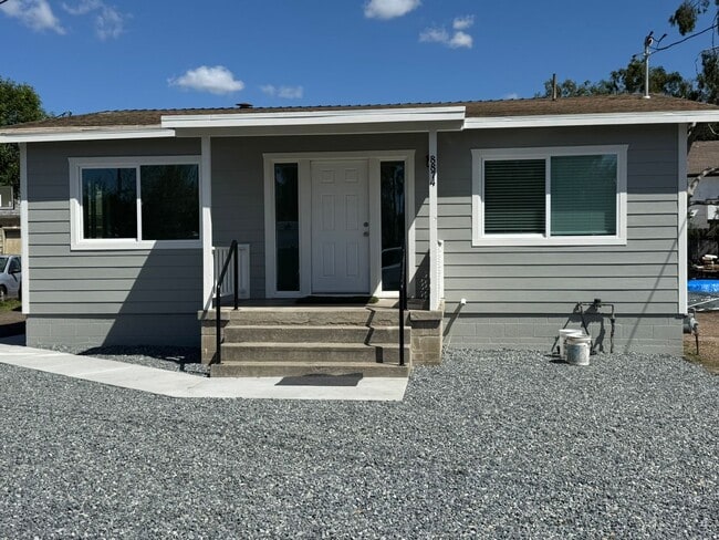 FULLY REMODELED 2BR/1BA home w/ parking an... - FULLY REMODELED 2BR/1BA home w/ parking an...