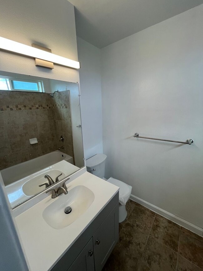 Photo - 66 E McFarlane Dr Unit Upstairs