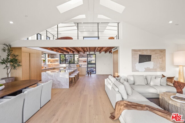 Photo - 2530 Beverley Ave