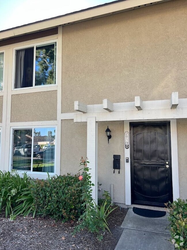Building Photo - 3 Bed | 1.5 Bath Townhome with Garage in S...