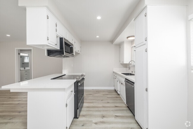 1BR, 1BA - 760SF - Kitchen - 1308 Agate St