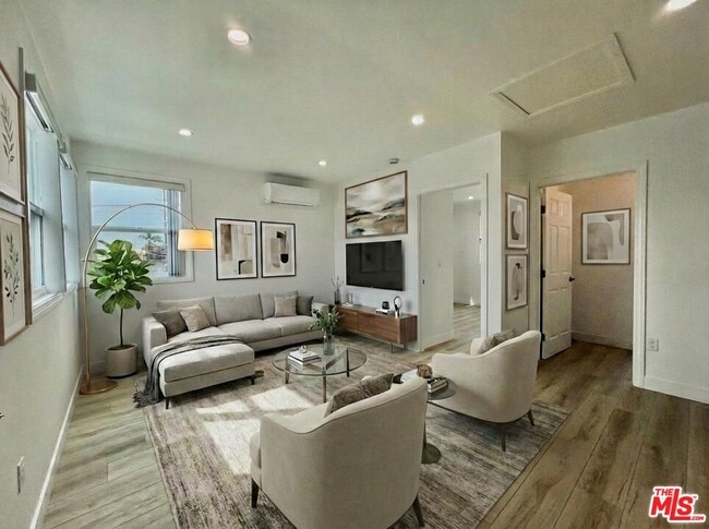 Building Photo - 1321 1/4 Normandie Ave