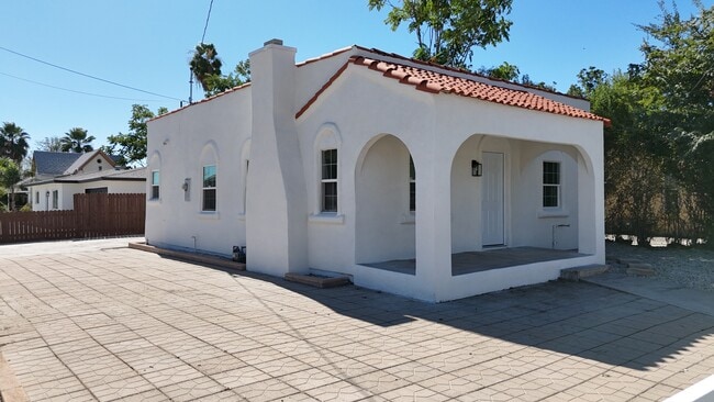 Building Photo - 1005 W 9th St