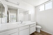 2BR, 2BA - 1050SF - Primary Bathroom - Hyde Park