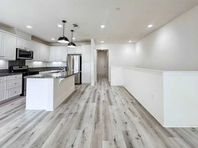 Building Photo - 2 Bed, 2 Bath, 1 Office Townhome in Ontari...