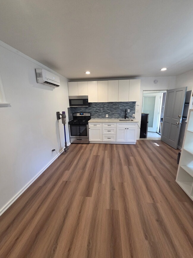 Photo - 14039 Gilmore St Unit 1