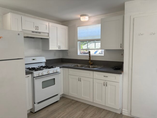 Building Photo - 3660 Roosevelt St Unit B