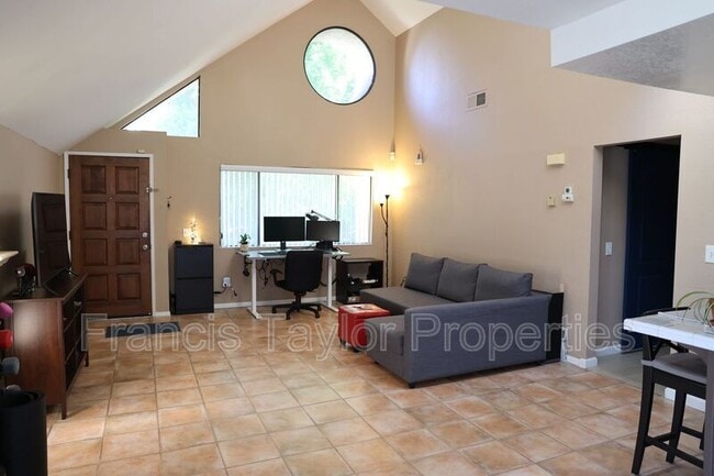 Photo - 325 N Melrose Dr Unit D