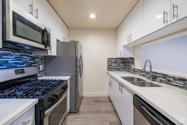 1BR, 1BA - 800SF - Kitchen - St Andrews Apartments