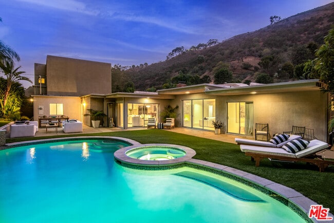 Photo - 1922 N Beverly Dr House