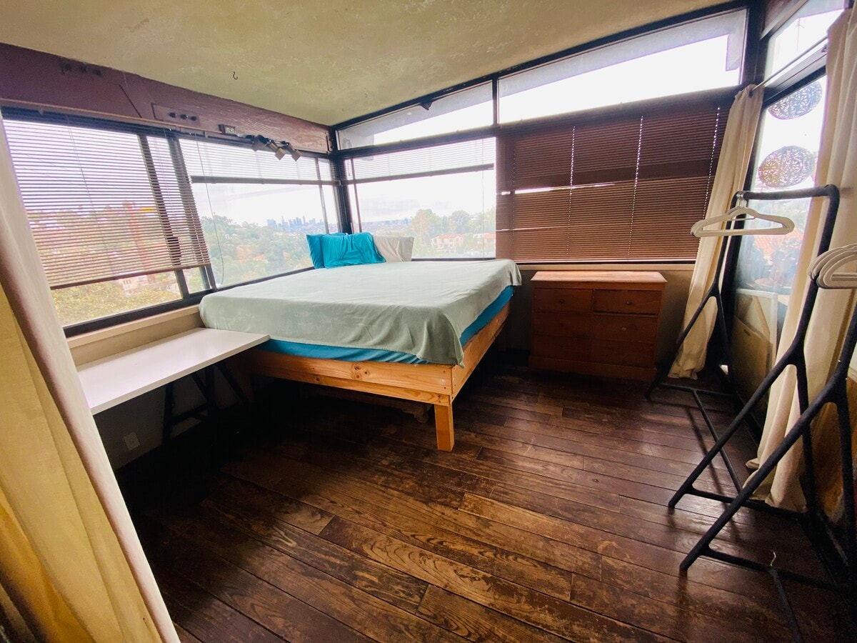 Photo - 2512 Hollyridge Dr