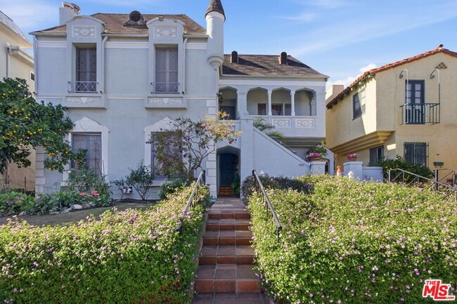 Building Photo - 307 S Doheny Dr