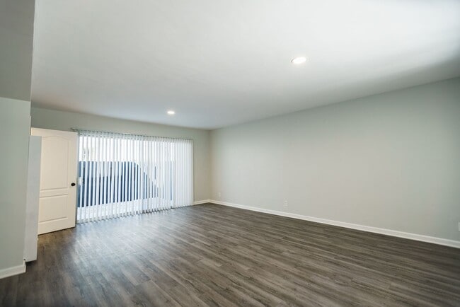 Photo - 18404 Vincennes Street