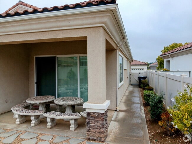 Building Photo - 1716 N Forest Oaks Dr Rental