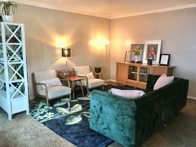 Building Photo - Heart of Hillcrest 3/2 upstairs Unit 8 Rental