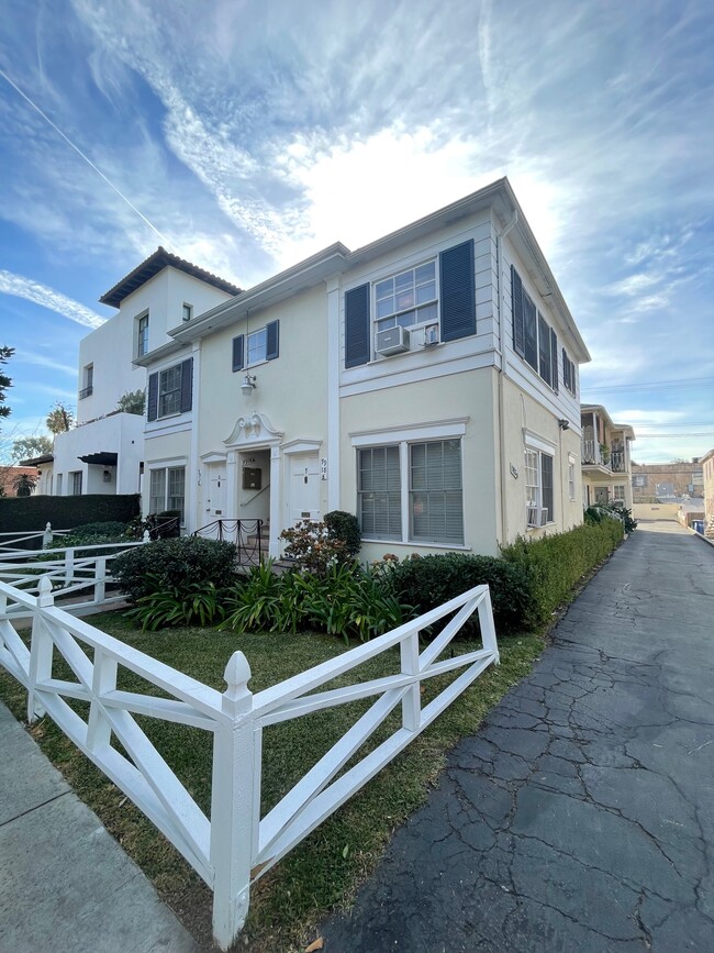 10 units Colonial - 7920 Norton Ave Unit Norton #10