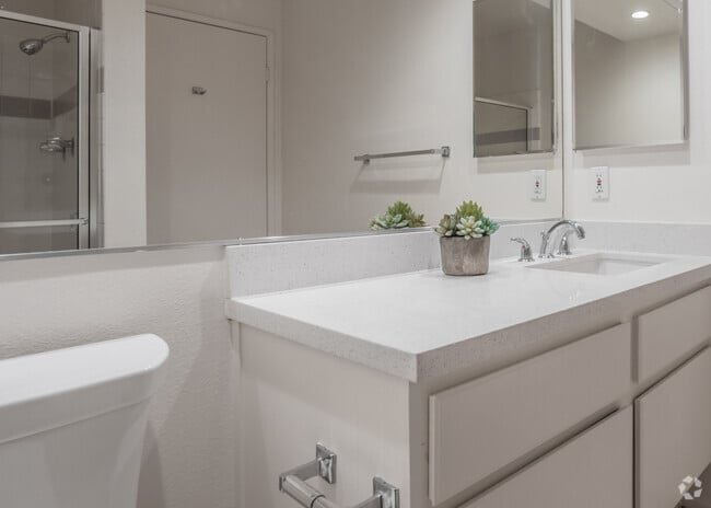 2BR, 2BA - 889 SF - Midvale Court Apartments Westwood