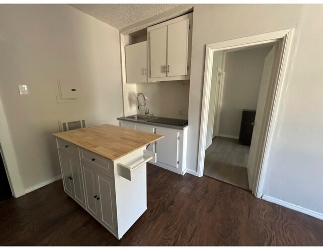 Kitchen w/ Island - 1725 Glendale Blvd Unit #4