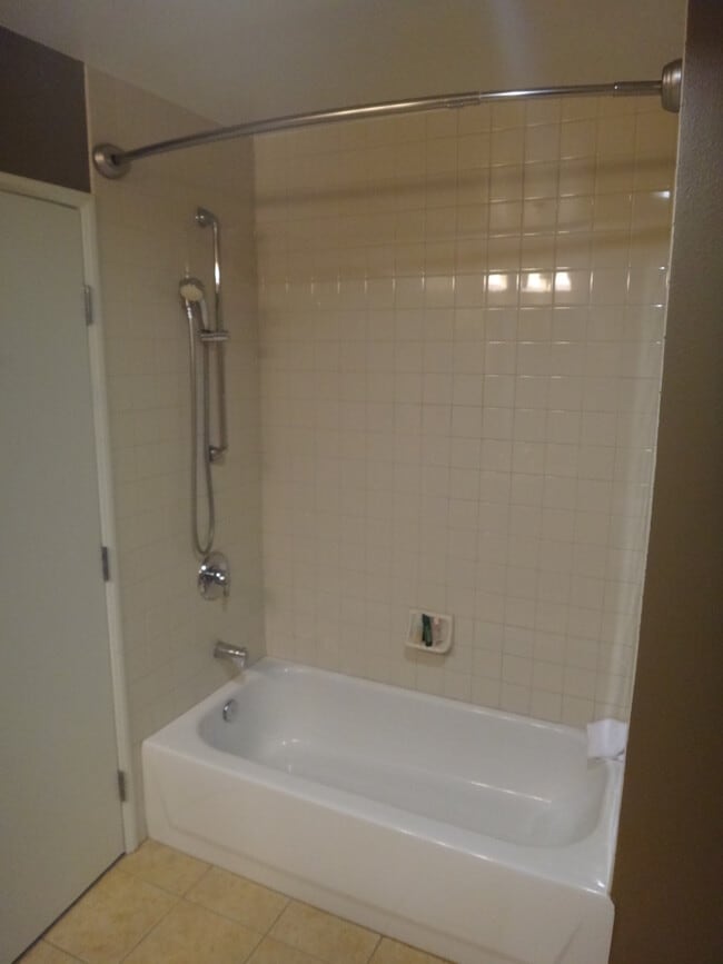 Full Bath with tub & shower - 427 9th Ave Unit 907