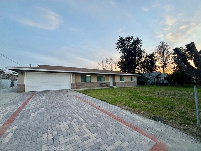 Building Photo - 1795 E Victoria Ave