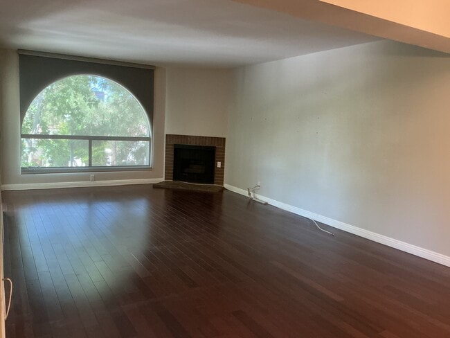 Building Photo - 21650 Burbank Blvd Unit Woodland Oaks