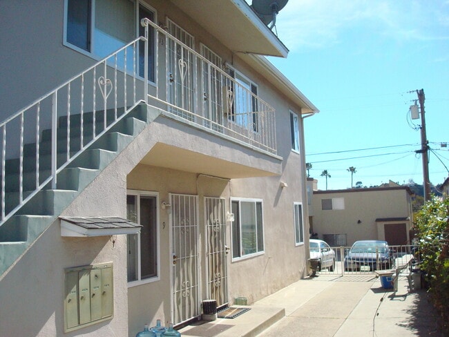 Building Photo - USD-adjacent 3 bedroom 1 bath apartment