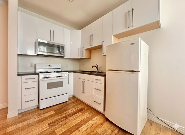 Building Photo - 4846 Rosewood Ave Unit 7