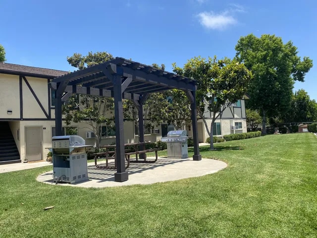 Building Photo - Whispering Pines Apartments Unit 35